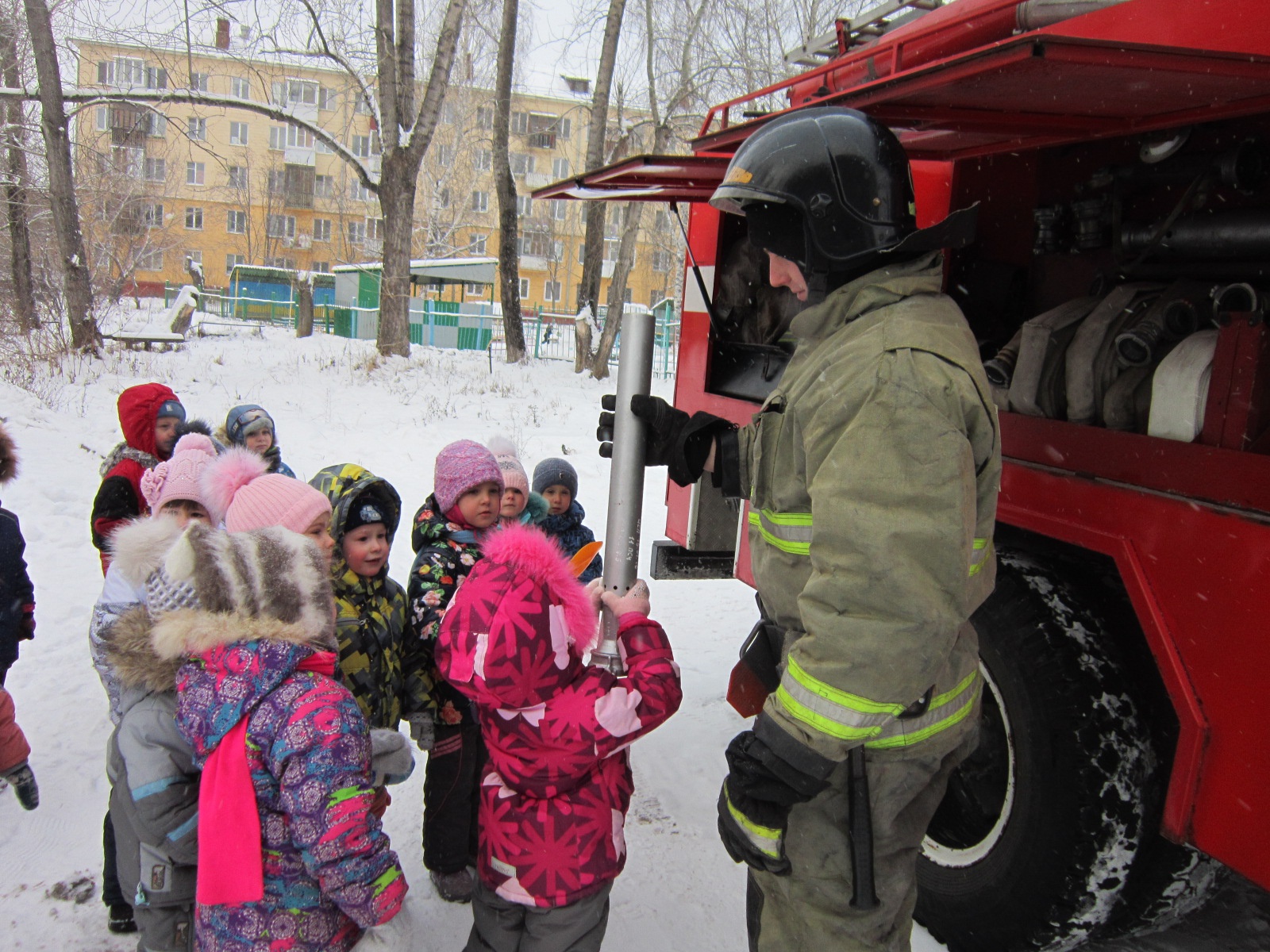 В детский сад № 155 приехала пожарная машина